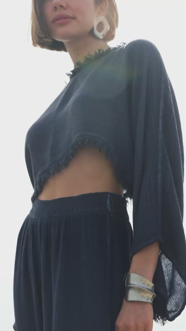 بلوزة قصيرة من الكتان باللون الأزرق البحري